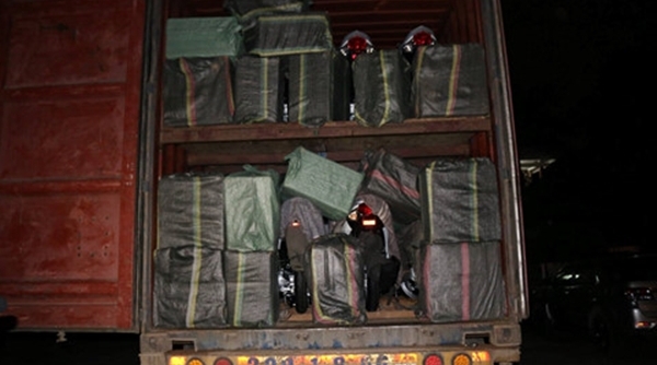 Quảng Trị: Phát hiện xe đầu kéo chở 41.000 gói thuốc lá nhập lậu