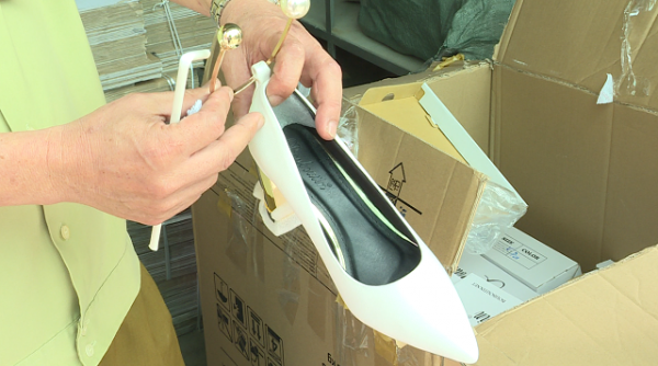 Bình Dương: Phát hiện cơ sở chứa hàng trăm đôi giày hàng hiệu không rõ nguồn gốc