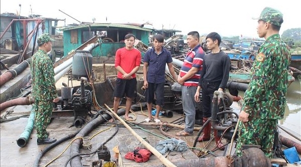Quảng Ninh: Lực lượng chức năng bắt giữ 4 tàu khai thác cát trái phép trong đêm