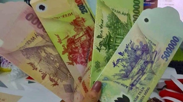 Thị trường Tết sôi động hơn với sự xuất hiện của bao lì xì in hình các tờ tiền Việt