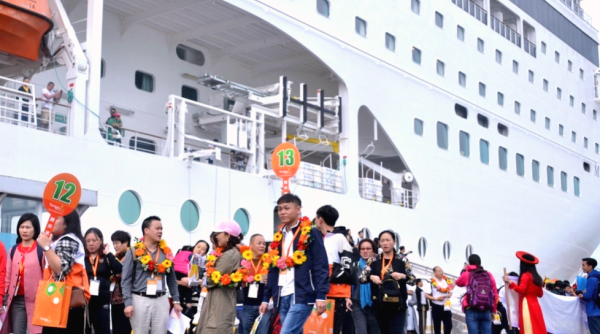 Đà Nẵng: Chào năm mới! nhiều tàu du lịch quốc tế cập cảng Tiên Sa