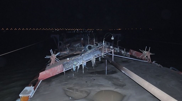Hà Nội: Bắt quả tang 2 tàu khai thác cát trái phép trên sông Hồng