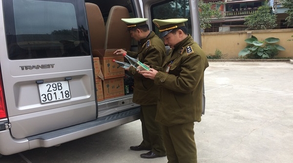 QLTT Lạng Sơn: Thu giữ 552 chai rượu CHINESE WHITE WINE 42 VOLl và lô hàng quần áo may sẵn nhập lậu