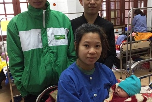 Em bé chào đời trên taxi Mai Linh ngay thời khắc giao thừa