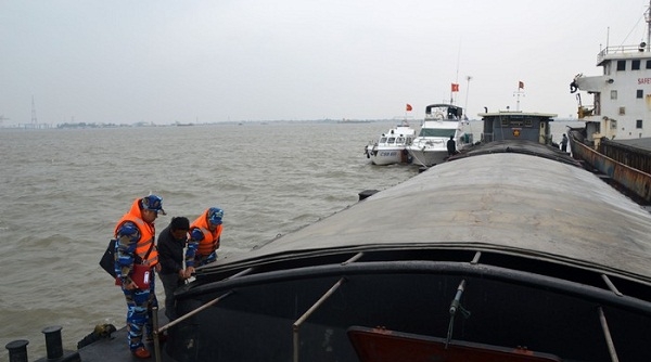 Quảng Ninh: Phát hiện 2 tàu chở hơn 4.000 tấn than không có giấy tờ hợp lệ