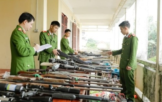 Hà Tĩnh: Vận động thu hồi 200 khẩu súng cùng nhiều hàng cấm khác