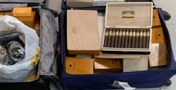 Nam hành khách mang 2.859 điếu xì gà không khai báo hải quan