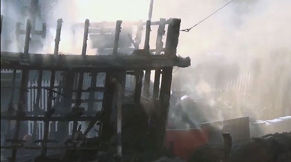 Kiên Giang: Tàu cá bất ngờ phát hỏa, 3 nhà dân bị thiêu rụi