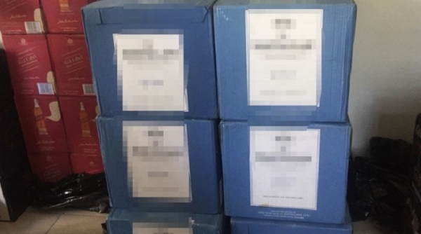 Đà Nẵng: Phát hiện xe tải chở hàng trăm chai rượu ngoại nhập lậu
