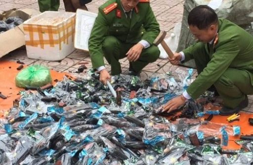 Hà Tĩnh: Tiêu hủy 90kg thực phẩm trôi nổi, 500 khẩu súng đồ chơi nguy hiểm