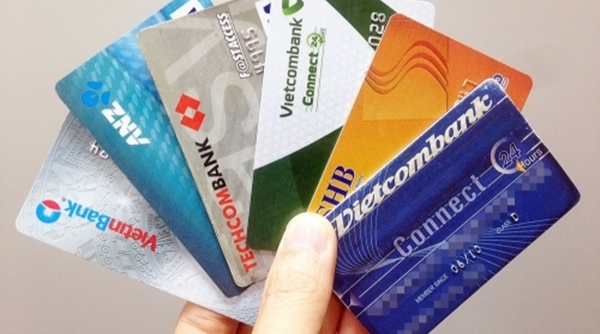 Chuyển đổi thẻ ATM sang thẻ chip: Tốn kém nhưng vẫn phải làm
