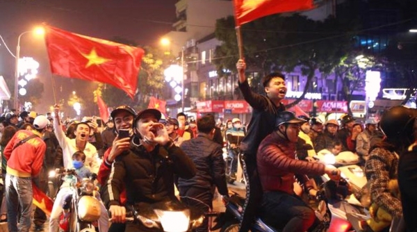 Hàng ngàn người dân TP biển Đà Nẵng xuống đường mừng chiến thắng của Đội tuyển Việt Nam