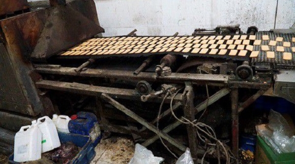 Phát hiện cơ sở sản xuất bánh kẹo bẩn ở Hà Nội