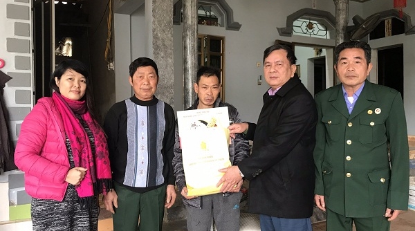 Tặng quà Tết cho nạn nhân chất độc da cam tại tỉnh Hoà Bình và Sơn La