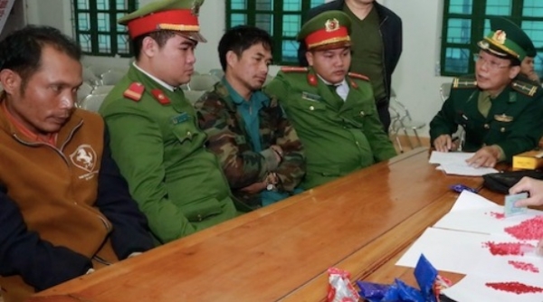 Hà Tĩnh: Bắt 2 đối tượng người Lào vận chuyển hơn 2.000 viên ma túy