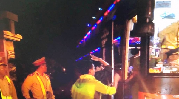 Đà Nẵng: Chặn xe chở quá số người quy định, tài xế có biểu hiện say bia rượu