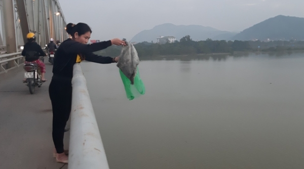 Nghệ An: Sông Lam “hứng trọn” rác thải ngày Táo Quân chầu trời