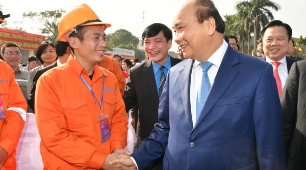 Thủ tướng Nguyễn Xuân Phúc trao 200 suất quà Tết cho công nhân tại Cảng Hải Phòng