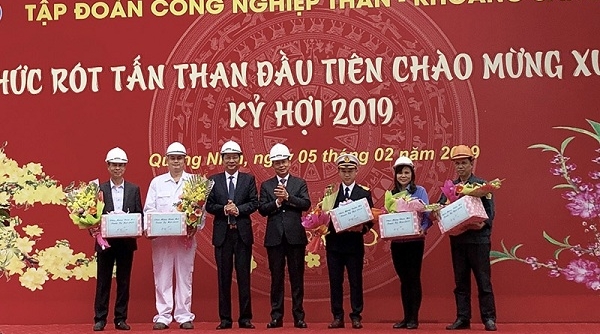 Mùng 1 Tết: TKV rót hơn 40.000 tấn than xuống tàu Việt Thuận Sky