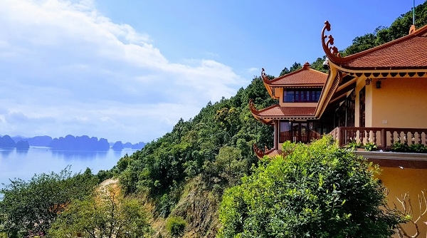 Khám phá vẻ đẹp ngôi chùa ven biển đẹp nhất Quảng Ninh