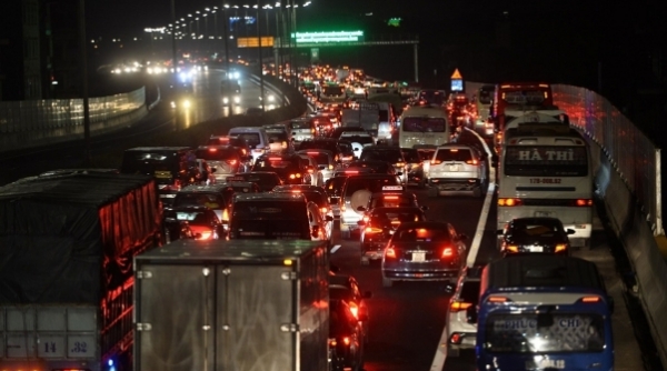 Người dân ùn ùn trở về Thủ đô: Cao tốc Pháp Vân - Cầu Giẽ ùn tắc nghiêm trọng
