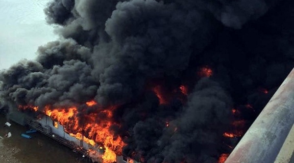 Tuyên Quang: Một quán thuyền lớn bất ngờ bốc cháy dữ dội