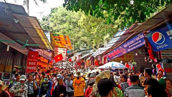 Lễ hội chùa Hương kẹt cứng ngày đầu khai hội