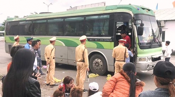 Đà Nẵng: Xe khách biển số nước ngoài hết hạn kiểm định nhồi nhét khách trên đường vào Nam
