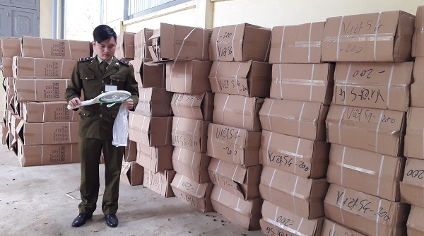 Lạng Sơn: Tạm giữ lô hàng lớn không có nhãn phụ tiếng Việt