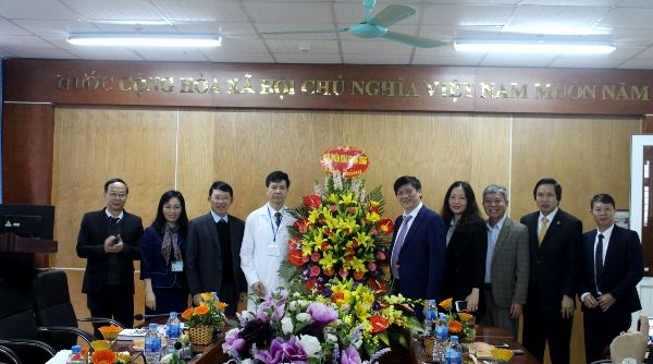 Phó Trưởng ban Tuyên giáo TW thăm, chúc mừng cán bộ y tế Bệnh viện Sản, Nhi Bắc Giang