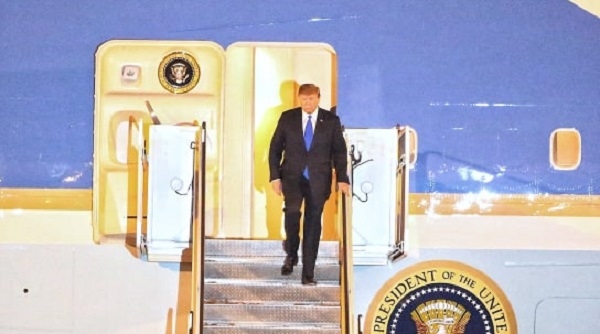 Tổng thống Donal Trump chính thức đặt chân đến Việt Nam