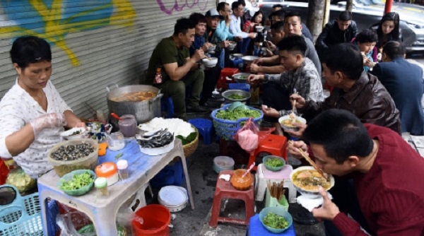Hà Nội: Kiểm soát thức ăn đường phố thế nào?