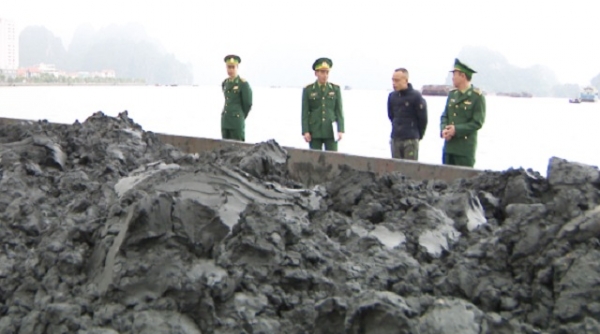 Quảng Ninh: Bắt tàu vận chuyển 900 tấn than bùn không rõ nguồn gốc