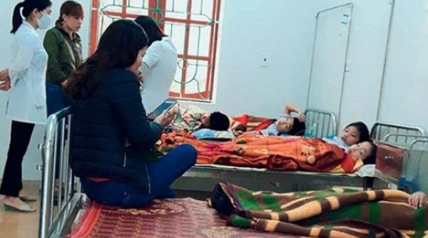 Hà Tĩnh: Sau bữa ăn sáng ở cổng trường, 7 học sinh nhập viện cấp cứu