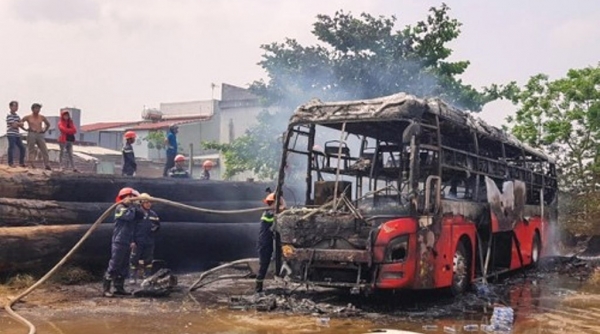 Quảng Nam: Xe khách giường nằm bất ngờ bốc cháy tại bến