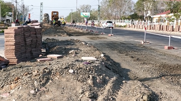 Huyện Ia Pa (Gia Lai): Đường vừa làm xong lại đào bới lên để “chỉnh trang đô thị” (?)