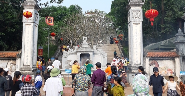 Nghệ An: Hàng vạn du khách thập phương đổ về đền Cuông trẩy hội
