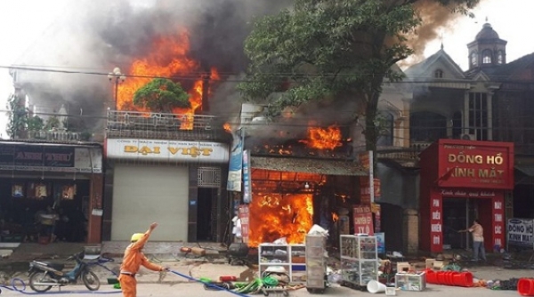 Hà Tĩnh: Ba nhà dân liền kề bị thiêu rụi sau nhiều giờ hỏa hoạn