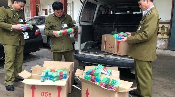 Lạng Sơn: Thu giữ 3.600 chai nước uống hương trái cây nhập lậu từ Trung Quốc