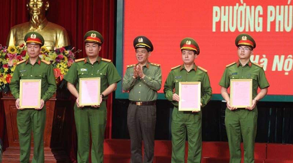 Hà Nội: Chủ tịch UBND quận Ba Đình khen thưởng thành tích phá án vụ cướp tài sản tại chợ Long Biên