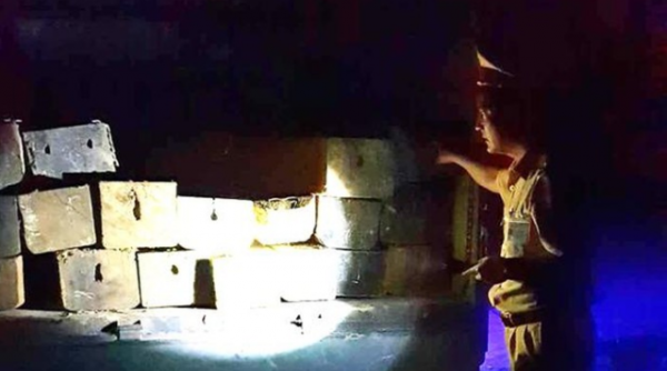 Hà Tĩnh: Bắt giữ xe tải chở 4m3 gỗ trái phép trong đêm khuya
