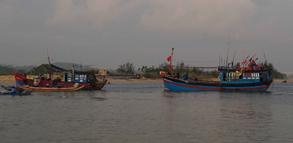 Quãng Ngãi: Ứng cứu tàu cá cùng 7 thuyền viên bị nạn ở Hoàng Sa