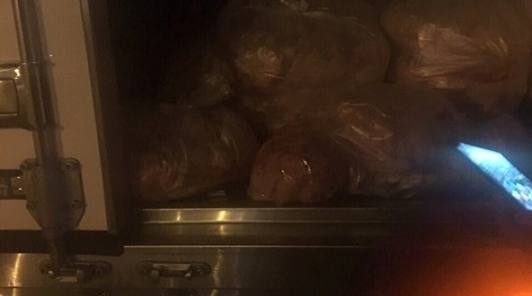 Hồ Chí Minh: Phát hiện 3 xe tải vận chuyển hàng trăm kg thịt gà và phụ phẩm gia cầm