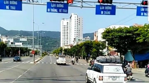 Đoàn ô tô của Tập đoàn Trung Nguyên nối đuôi nhau vượt đèn đỏ tại Đà Nẵng