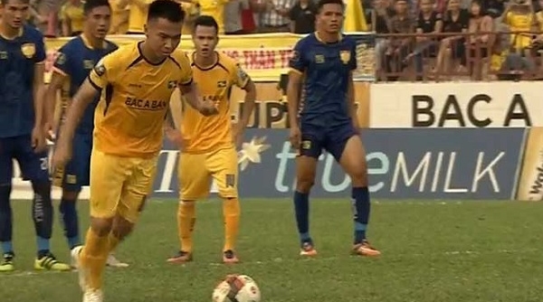 Chơi thiếu người, SLNA vẫn đánh bại Thanh Hóa FC