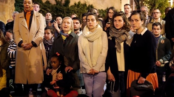 Người dân Paris bật khóc quỳ gối cầu nguyện khi lửa nhấn chìm Nhà thờ Đức Bà