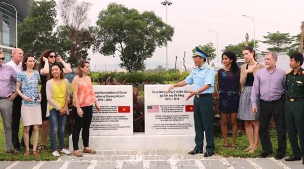 Đoàn trợ lý Nghị sỹ Hoa Kỳ thăm Dự án tẩy độc dioxin tại sân bay Đà Nẵng