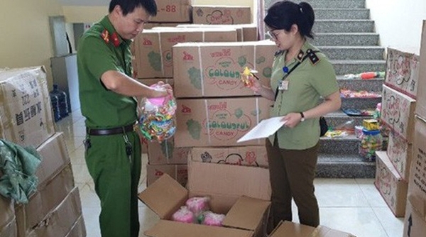 Hà Nội: Phát hiện 5,5 tấn bánh kẹo, đồ chơi trẻ em không rõ nguồn gốc
