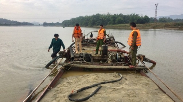 Hà Tĩnh: Bắt 3 xà lan khai thác cát lậu trên sông Lam