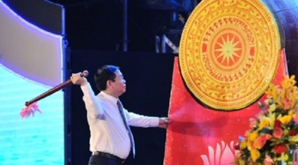 Phó Thủ tướng Vương Đình Huệ đánh trống khai hội Du lịch biển Cửa Lò 2019